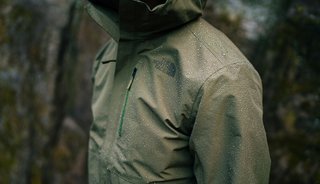 De Dryzzle FUTURELIGHT biedt goede waterdichtheid en houdt wind buiten.