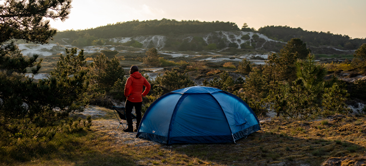 Kampeerexpert Rudhi: “Voor m’n tentje, temidden van de bergen, komt er zoveel rust, geluk en moois op me af”