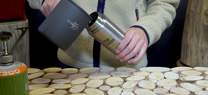 Buitenhacks: heb het nooit meer koud, maak een kruik van je drinkfles
