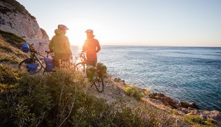 Voorkom schuurplekken en een nat pak: speciale fietskleding is er niet voor niets