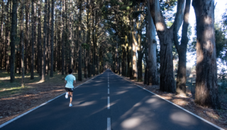 In het voorjaar krijg je te maken met veel verschillende weersomstandigheden: werken met een lagensysteem in je kleding is daarom belangrijk. 
