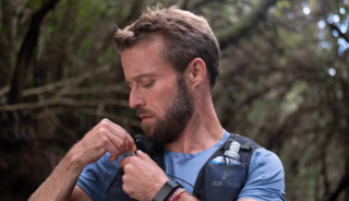 Goed drinken is belangrijk tijdens het hardlopen: een drinksysteem van Salomon is een goede optie. 