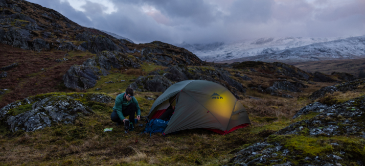 twee mensen wandelen 