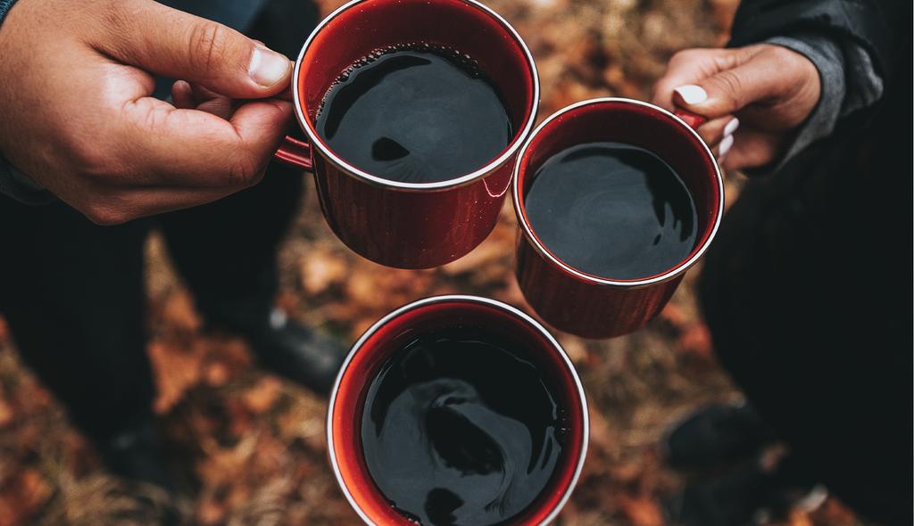 koffie-zetten-kamperen-primitief-manieren-outdoor-buiten-camping