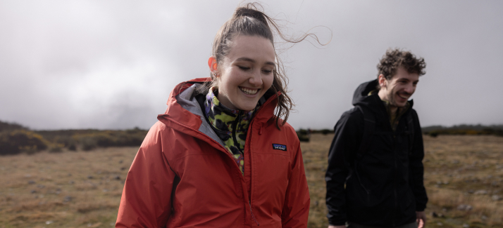 twee mensen wandelen 