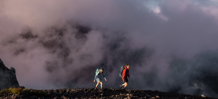 twee wandelaars lopen over een bergklif