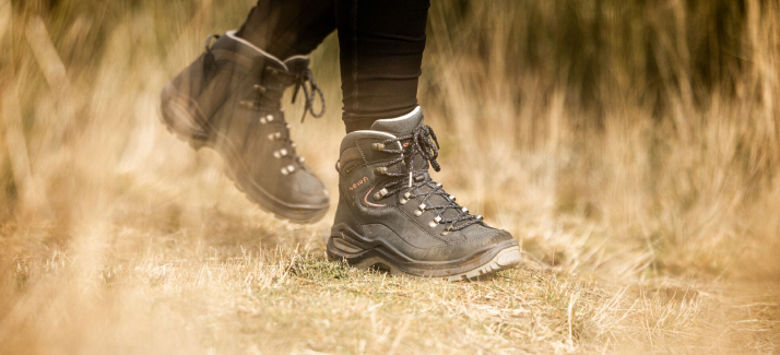 twee wandelschoenen in gras