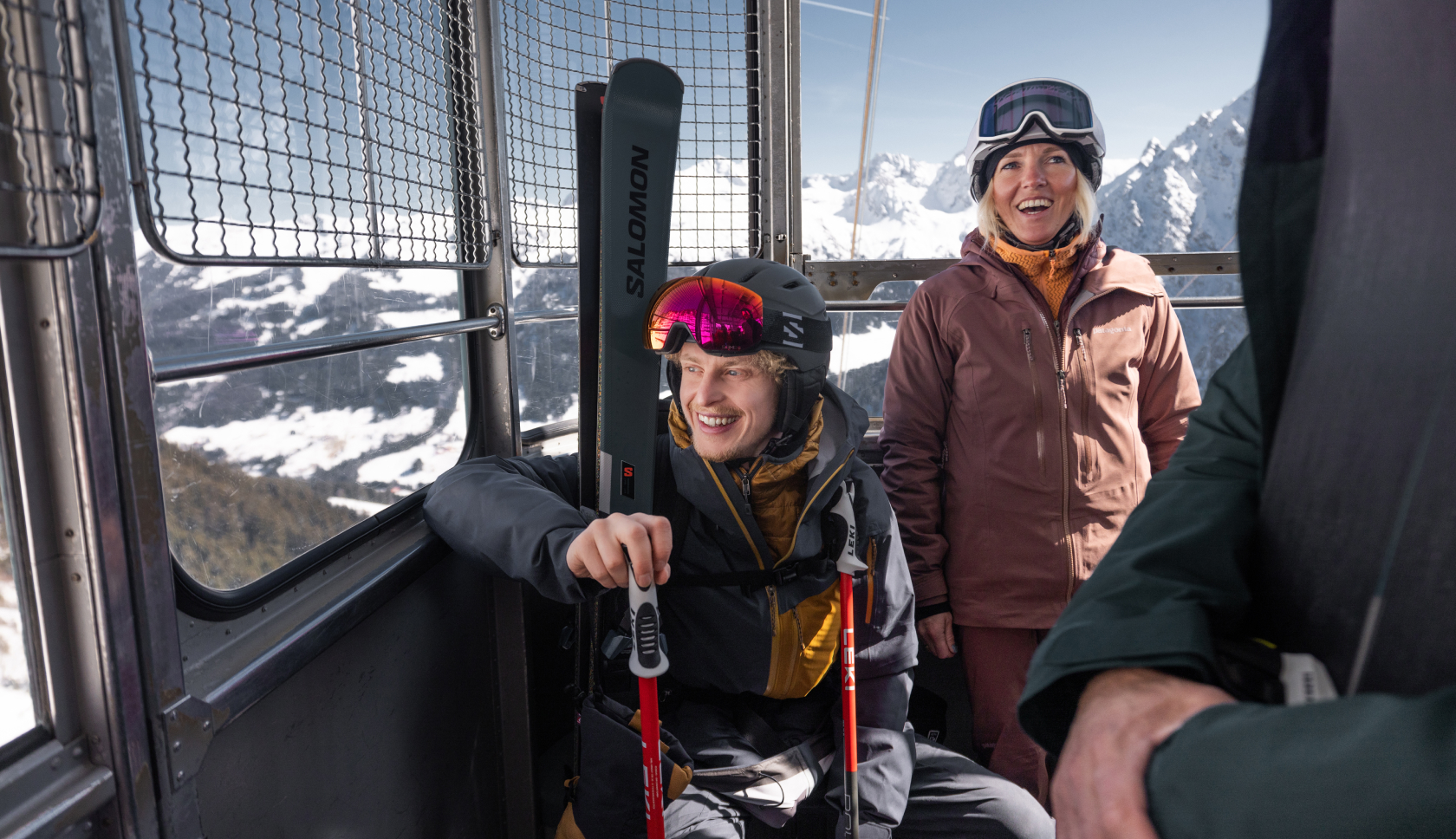 vriendengroep zit in de skilift
