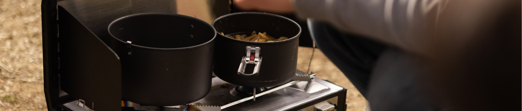 twee kookpannen op een kooktoestel