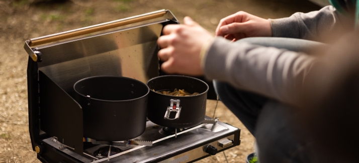 Koken op de camping: deze kookspullen pak je in