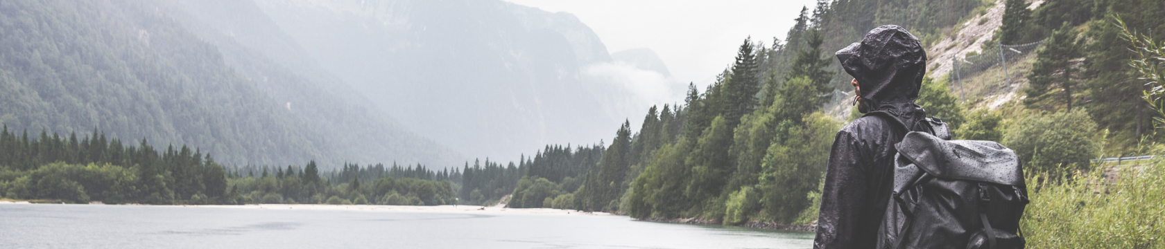 man maakt een wandeling in de regen