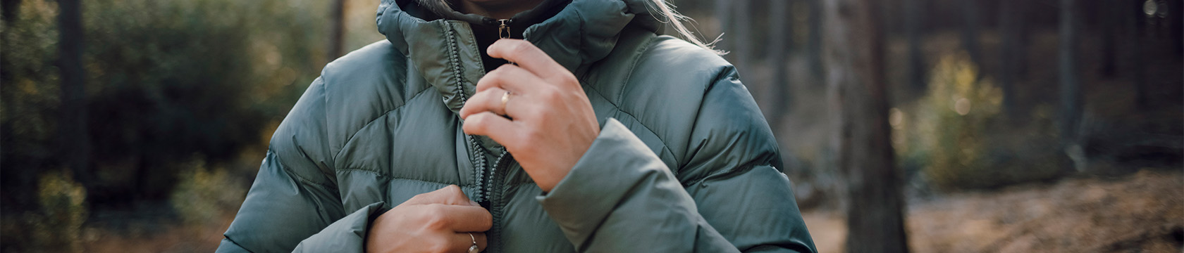 vrouw draagt een donsjas