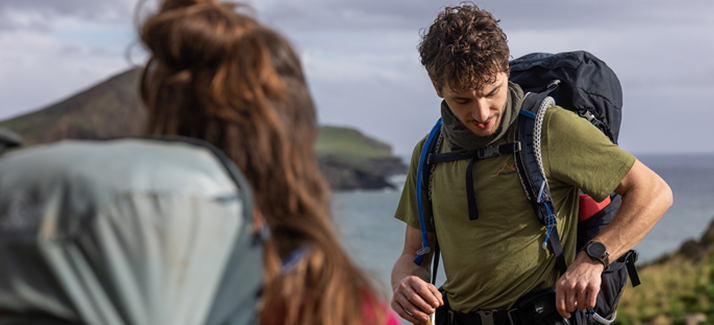 jongen stelt zijn rugzak af