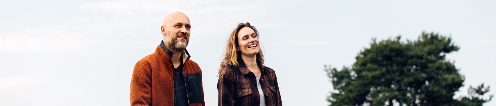twee mensen wandelen over de heide