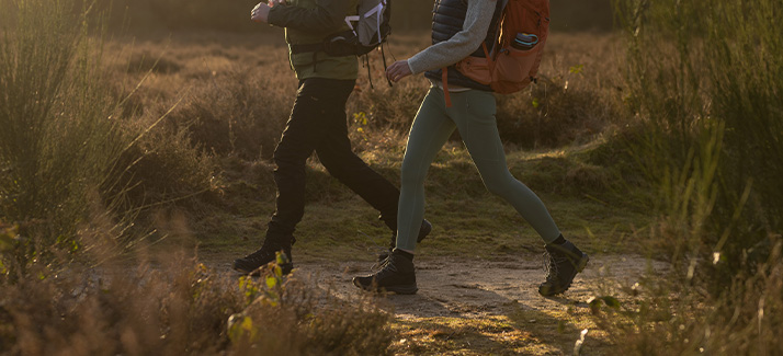 man loopt met wandelstokken