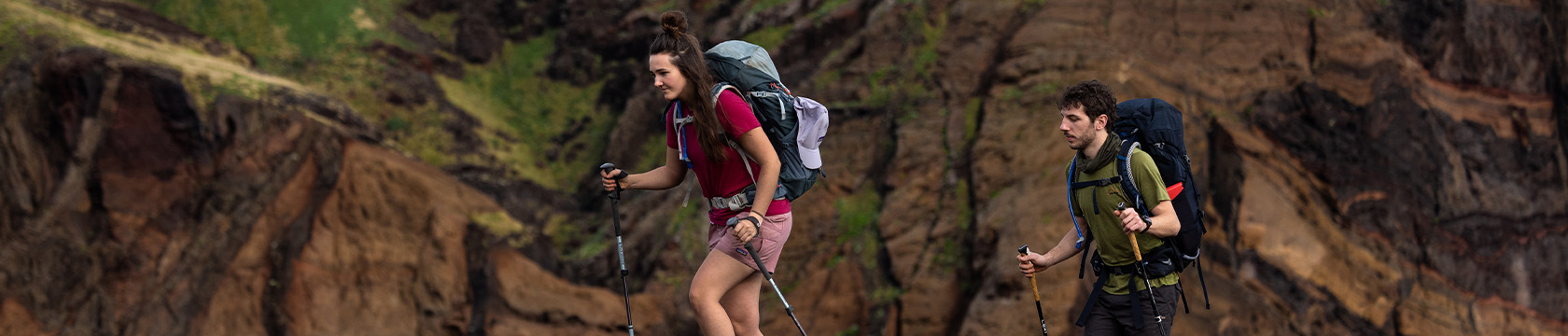 twee mensen lopen een huttentocht