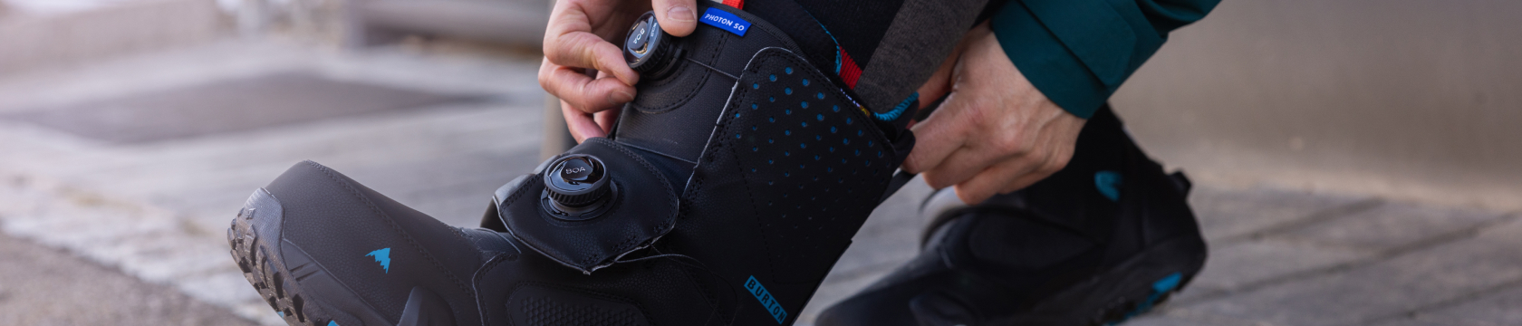 snowboarder trekt snowboardschoenen aan