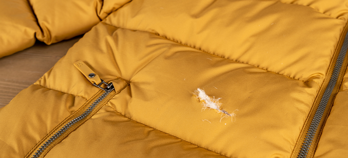 Zo repareer je een scheurtje in je donsjas