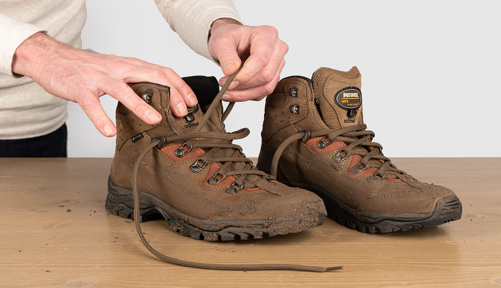 veters van wandelschoenen uitrijgen