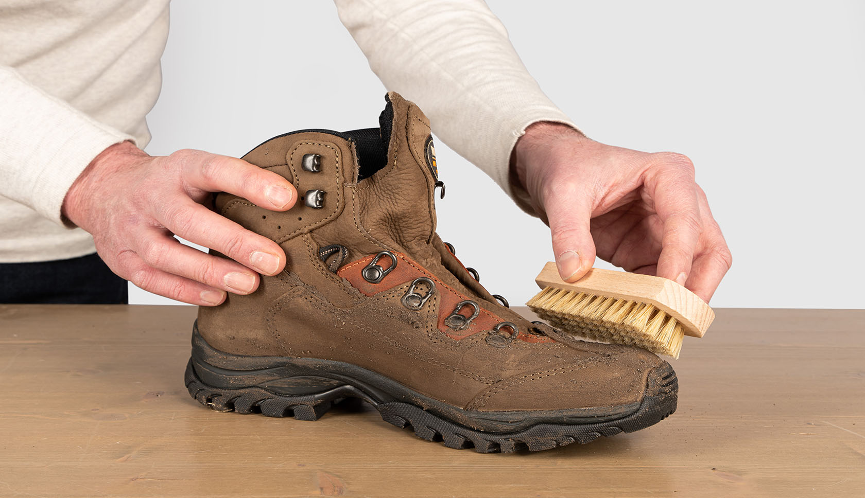 wandelschoenen schoon borstelen