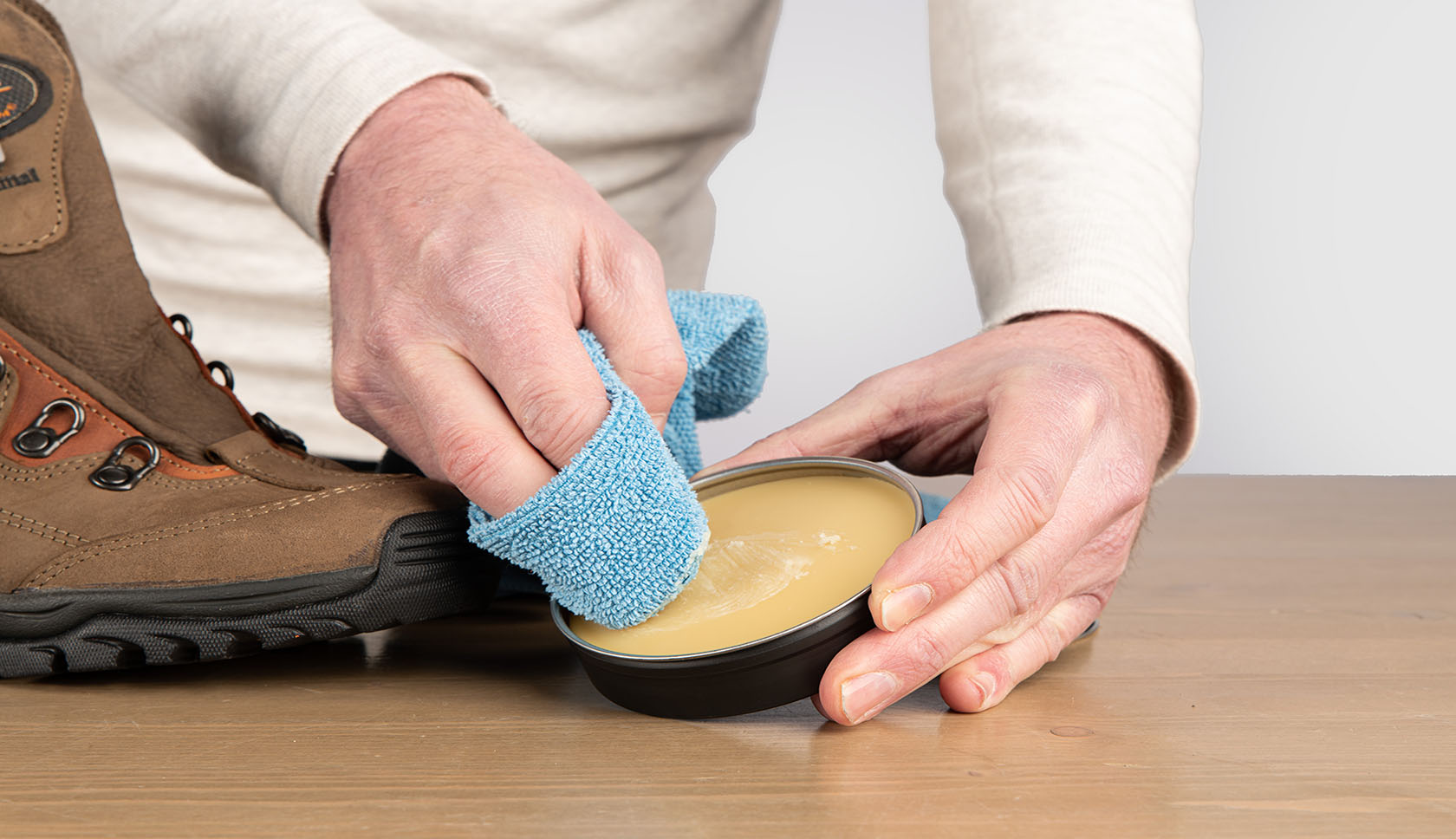 schoenwax op een doek smeren